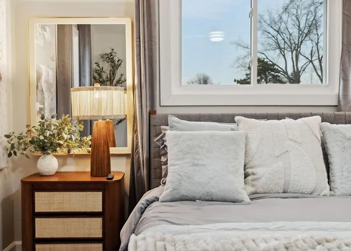 Elevated 3br In Addison