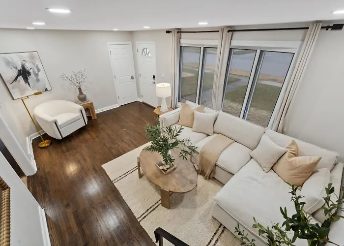 Elevated 3br In Addison